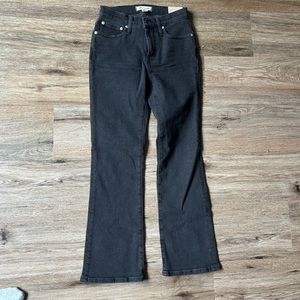 NWT/ Never worn Madewell Kickout Crop Jeans